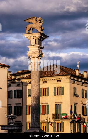 Statua con i leoni di San Marco, Loggia di San Giovanni in Piazza della Liberta, Udine, la più importante città storica del Friuli, Italia, Udine Foto Stock
