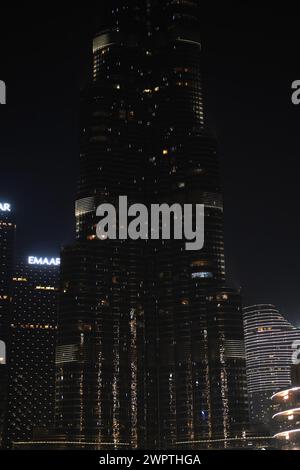 Il Burj Khalifa svetta contro il cielo notturno a Dubai. Dubai, Emirati Arabi Uniti - 15 agosto 2023 Foto Stock