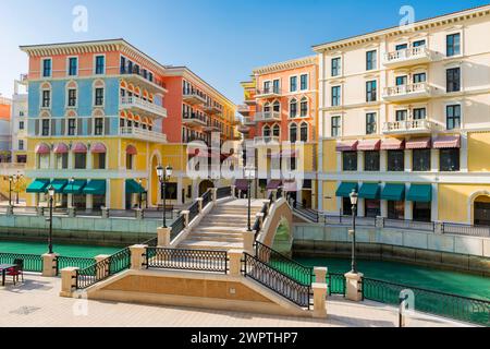 Qanat Quatier con edifici in stile veneziano a Doha, Venezia, replica, copia, falso, città, urbano, moderno, veneziano, edificio residenziale, appartamento a noleggio Foto Stock