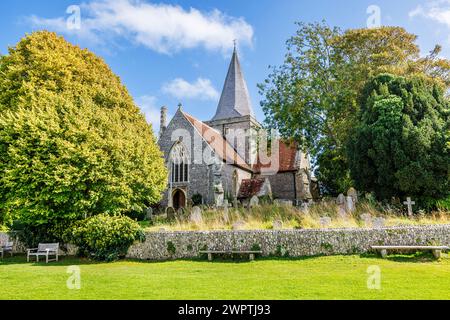 La Chiesa di Sant'Andrea e il cimitero di Alfriston, un grazioso villaggio storico nel quartiere Wealden dell'East Sussex Foto Stock