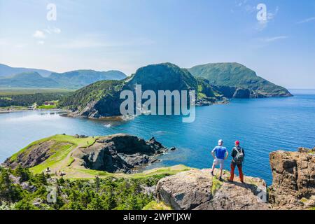 Vista aerea, foto con drone: Due uomini in piedi su una scogliera sopra Bottle Cove, Bottle Cove Provincial Park, Bay of Islands, Terranova, Canada Foto Stock