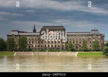 Alluvione negli edifici del Ministero delle Finanze di Dresda sul fiume Elba a Dresda, in Germania Foto Stock