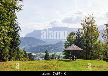 Montagne del Wetterstein con foresta e riparo con panchine, in autunno, sentiero escursionistico Kramerplateauweg, Garmisch-Partenkirchen, alta Baviera, Baviera Foto Stock