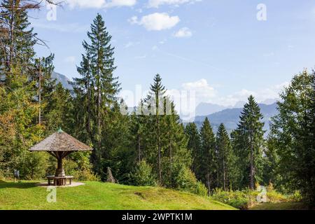 Montagne del Karwendel con foresta e riparo con panchine, in autunno, sentiero escursionistico Kramerplateauweg, Garmisch-Partenkirchen, alta Baviera, Baviera Foto Stock