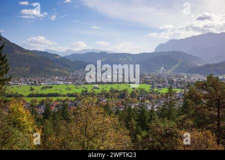 Montagne del Wetterstein con foresta in autunno, sentiero escursionistico Kramerplateauweg, Garmisch-Partenkirchen, alta Baviera, Baviera, Germania Foto Stock