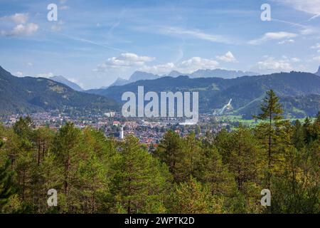Panoramica di Garmisch-Partenkirchen con le montagne e la foresta del Karwendel in autunno, sentiero escursionistico Kramerplateauweg, Garmisch-Partenkirchen, alta Foto Stock