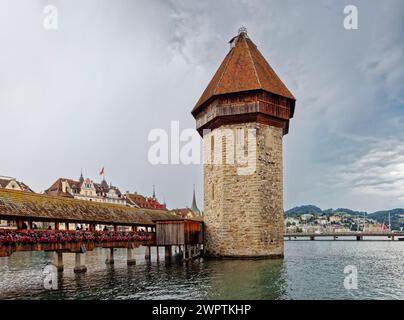 L'iconica Wasserturm (Torre dell'acqua) sul Kapellbrucke (Ponte della Cappella) sul fiume Reuss a Lucerna (Lucerna), una città della Svizzera centrale Foto Stock