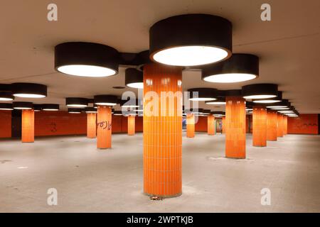 Metropolitana del Messedamm all'ICC di Berlino. Il tunnel pedonale tra il Centro Congressi Internazionale, ICC e la stazione degli autobus è stato progettato da Foto Stock