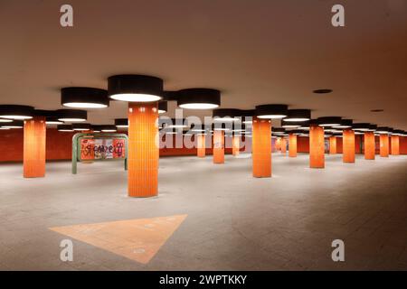 Metropolitana del Messedamm all'ICC di Berlino. Il tunnel pedonale tra il Centro Congressi Internazionale, ICC e la stazione degli autobus è stato progettato da Foto Stock