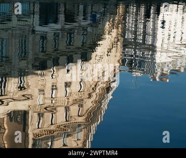 Riflesso di edifici che corrono lungo il Canal Saint Martin al Bassin Des Marais, Parigi, Francia Foto Stock