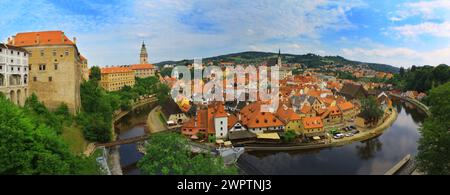 Splendida vista panoramica aerea sulla città vecchia di Cesky Krumlov, Repubblica Ceca. Foto Stock