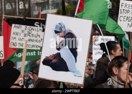 Park Lane, Londra, Regno Unito. 9 marzo 2024. Si sta protestando contro l'escalation dell'azione militare a Gaza mentre il conflitto tra Israele e Hamas continua. Organizzati da gruppi tra cui Palestine Solidarity Campaign e Stop the War Coalition, dal titolo “National Demonstration” e con inviti a “fermare il genocidio”, “cessate il fuoco ora” e “Palestina libera”, i manifestanti si sono riuniti intorno a Hyde Park Corner prima di dirigersi all’ambasciata degli Stati Uniti a Nine Elms Foto Stock