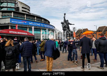 Londra, Regno Unito. 9 marzo 2024. Tifosi fuori dallo stadio Twickenham prima della partita del Guinness Six Nations tra Inghilterra e Irlanda e Twickenham. Crediti: Ben Whitley/Alamy Live News Foto Stock