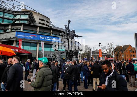 Londra, Regno Unito. 9 marzo 2024. Tifosi fuori dallo stadio Twickenham prima della partita del Guinness Six Nations tra Inghilterra e Irlanda e Twickenham. Crediti: Ben Whitley/Alamy Live News Foto Stock