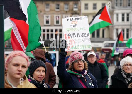 Manifestanti durante una manifestazione pro-Palestina a Edimburgo organizzata dalla campagna di solidarietà della Palestina scozzese, che chiede un cessate il fuoco nel conflitto tra Israele e Hamas. Data foto: Sabato 9 marzo 2024. Foto Stock