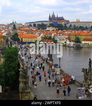 08.06. 2015. Ponte di Karlov - uno dei principali siti architettonici e storici. Questo luogo più popolare di Praga. Ogni giorno gli fa visita migliaia di t Foto Stock