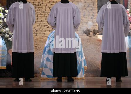 Monaco, Germania. 9 marzo 2024. I ragazzi dell'altare sono di fronte alla bara del defunto ex presidente del Parlamento di Stato Alois Glück nella Frauenkirche. Crediti: Karl-Josef Hildenbrand/dpa POOL/dpa/Alamy Live News Foto Stock