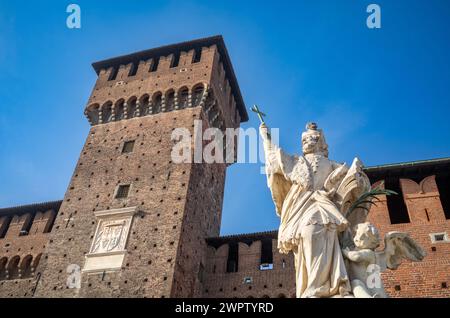 Statua di Giovanni di Nepomuk, cortile del Castello Sforzesco, o Castello di Milano, nel cuore di Milano, Italia. Foto Stock