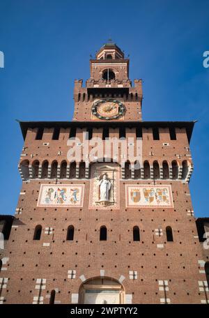 La Torre Filarete del XV secolo sopra la porta d'ingresso al Castello Sforzesco, o Castello di Milano, nel cuore di Milano, Italia. Foto Stock