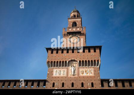 La Torre Filarete del XV secolo sopra la porta d'ingresso al Castello Sforzesco, o Castello di Milano, nel cuore di Milano, Italia. Foto Stock