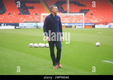 Dundee, Regno Unito. 9 marzo 2024. 9 marzo 2024; Tannadice Park, Dundee, Scozia: Scottish Championship Football, Dundee United contro Arbroath; il manager dell'Arbroath Jim McIntyre ispeziona il campo prima della partita crediti: Action Plus Sports Images/Alamy Live News Foto Stock