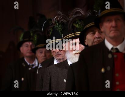 Monaco, Germania. 9 marzo 2024. I fucilieri di montagna si trovano ad un pontificio requiem e ad un atto di lutto per il defunto ex Presidente del Parlamento di Stato Alois Glück nella Frauenkirche. Crediti: Karl-Josef Hildenbrand/dpa POOL/dpa/Alamy Live News Foto Stock