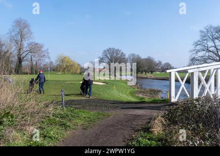 Vista del club golfistico Wisley e del campo da golf con giocatori di golf, Surrey, Inghilterra, Regno Unito Foto Stock