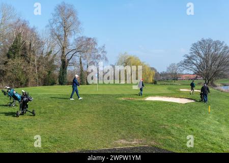 Vista del club golfistico Wisley e del campo da golf con giocatori di golf, Surrey, Inghilterra, Regno Unito Foto Stock