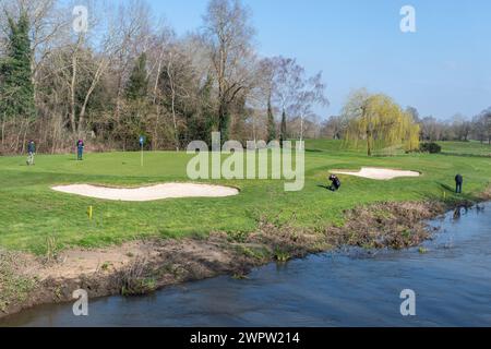 Vista del club golfistico Wisley e del campo da golf con giocatori di golf, Surrey, Inghilterra, Regno Unito Foto Stock