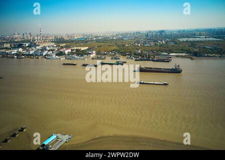 vista dal drone del fiume navigabile della città Foto Stock