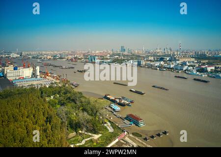 vista dal drone del fiume navigabile della città Foto Stock