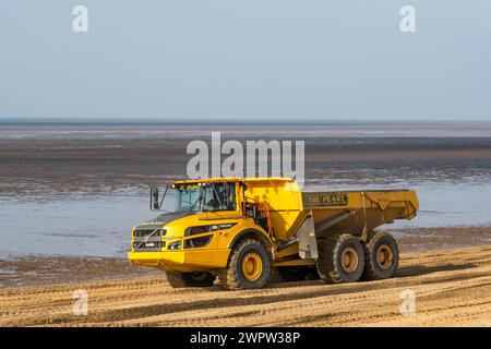 Dumper Volvo A30G dello stabilimento di Tru che esegue lavori di restauro e manutenzione della costa sulla riva del Wash presso la spiaggia di Snettisham, Norfolk. Foto Stock