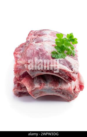 Costolette di maiale crude fresche isolate su bianco Foto Stock