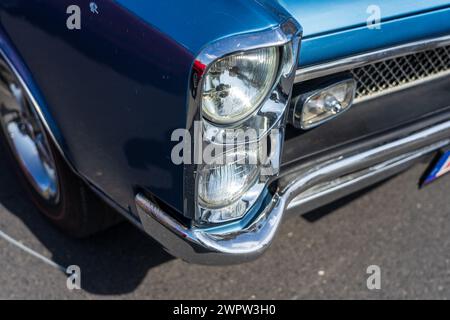 LINTHE, GERMANIA - 27 MAGGIO 2023: Il frammento di muscle car Pontiac GTO, (prima generazione). Die Oldtimer Show 2023. Foto Stock