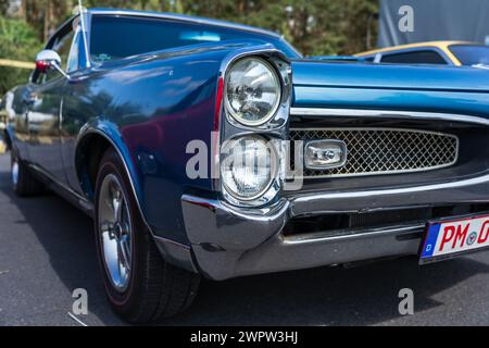 LINTHE, GERMANIA - 27 MAGGIO 2023: La muscle car Pontiac GTO, (prima generazione). Die Oldtimer Show 2023. Foto Stock