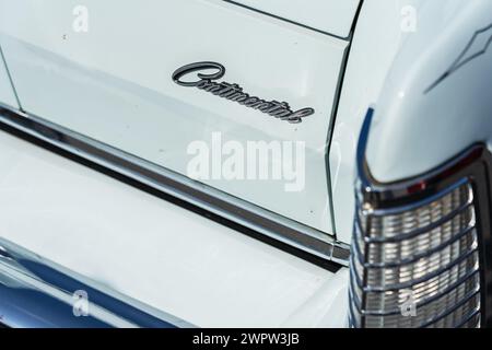 LINTHE, GERMANIA - 27 MAGGIO 2023: Il dettaglio della coupé di lusso personale Lincoln Continental Mark IV Die Oldtimer Show 2023. Foto Stock