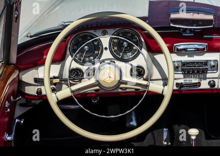 LINTHE, GERMANIA - 27 MAGGIO 2023: Gli interni dell'auto sportiva Mercedes-Benz 190 SL (W121). Die Oldtimer Show 2023. Foto Stock