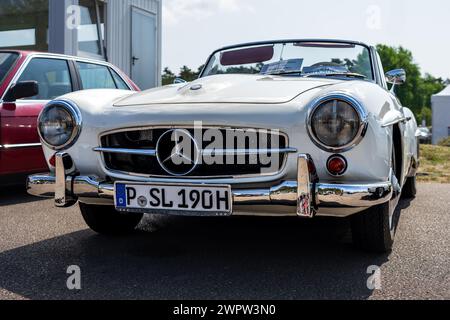 LINTHE, GERMANIA - 27 MAGGIO 2023: L'auto sportiva Mercedes-Benz 190 SL (W121). Die Oldtimer Show 2023. Foto Stock