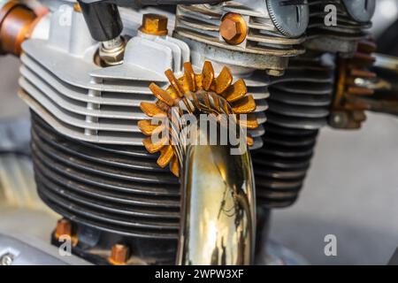 LINTHE, GERMANIA - 27 MAGGIO 2023: Il dettaglio della moto standard Triumph Speed Twin 5T, 1954. Die Oldtimer Show 2023. Foto Stock