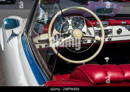 LINTHE, GERMANIA - 27 MAGGIO 2023: Gli interni dell'auto sportiva Mercedes-Benz 190 SL (W121). Die Oldtimer Show 2023. Foto Stock