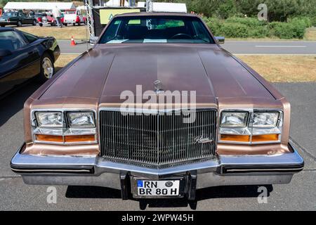 LINTHE, GERMANIA - 27 MAGGIO 2023: L'auto di lusso personale Buick Riviera S-Type, 1980. Die Oldtimer Show 2023. Foto Stock