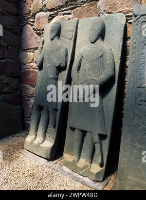 Kilmory Church, Argyll & Bute. Lapidi medievali raffiguranti cavalieri Foto Stock