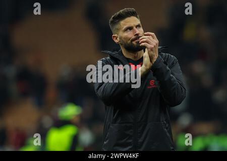 Olivier Giroud dell'AC Milan saluta i tifosi durante UEFA Europa League 2023/24 turno di 16 - partita di calcio 1° tappa tra AC Milan e SK Slavia Praha allo Stadio San Siro, Milano, Italia il 7 marzo 2024 - foto FCI / Fabrizio Carabelli Foto Stock