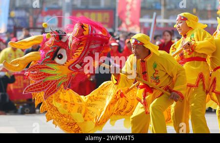 Zaozhuang, la provincia cinese di Shandong. 9 marzo 2024. Gli artisti folk danno uno spettacolo di danza drago nella città di Zaozhuang, nella provincia di Shandong della Cina orientale, 9 marzo 2024. Si sono svolte varie celebrazioni per il prossimo Longtaitou Day, una giornata tradizionale per un nuovo taglio di capelli dopo il Festival di primavera. Il giorno di Longtaitou, che letteralmente significa "drago solleva la testa", cade il secondo giorno del secondo mese lunare. Crediti: Li Zhijun/Xinhua/Alamy Live News Foto Stock