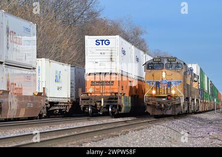 Glen Ellyn, Illinois, Stati Uniti. Treni merci intermodali che occupano tutti e tre i binari di una trafficata suddivisione della Union Pacific Railroad. Foto Stock