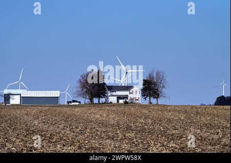 Shabbona, Illinois, Stati Uniti. Le turbine eoliche sorgono sopra i campi di una fattoria in questa sezione rurale, agricola dell'Illinois. Foto Stock