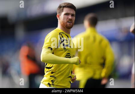 LONDRA, INGHILTERRA - 9 MARZO: Paul Smyth dei Queens Park Rangers si sta riscaldando prima della partita del titolo Sky Bet Championship tra Queens Park Rangers e Middlesbrough a Loftus Road il 9 marzo 2024 a Londra, Inghilterra. (Foto di Dylan Hepworth/MB Media) Foto Stock