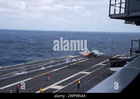 SOUTH CHINA SEA (3 marzo 2024) un F/A-18E Super Hornet, prende dal ponte di volo USS Theodore Roosevelt Foto Stock