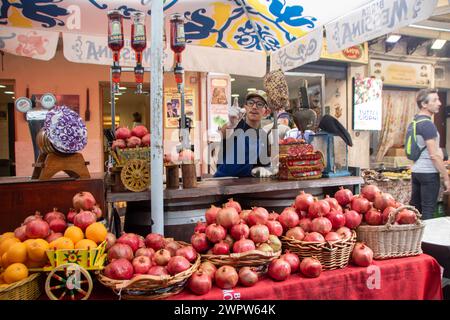 A Palermo, Italia, il 2023 ottobre, distributore di succo di melograno al Ballaro Market Foto Stock