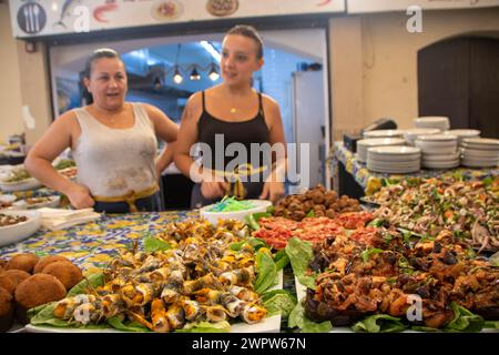 A Palermo, in Italia, il 2023 ottobre, Street food al Ballaro Market Foto Stock